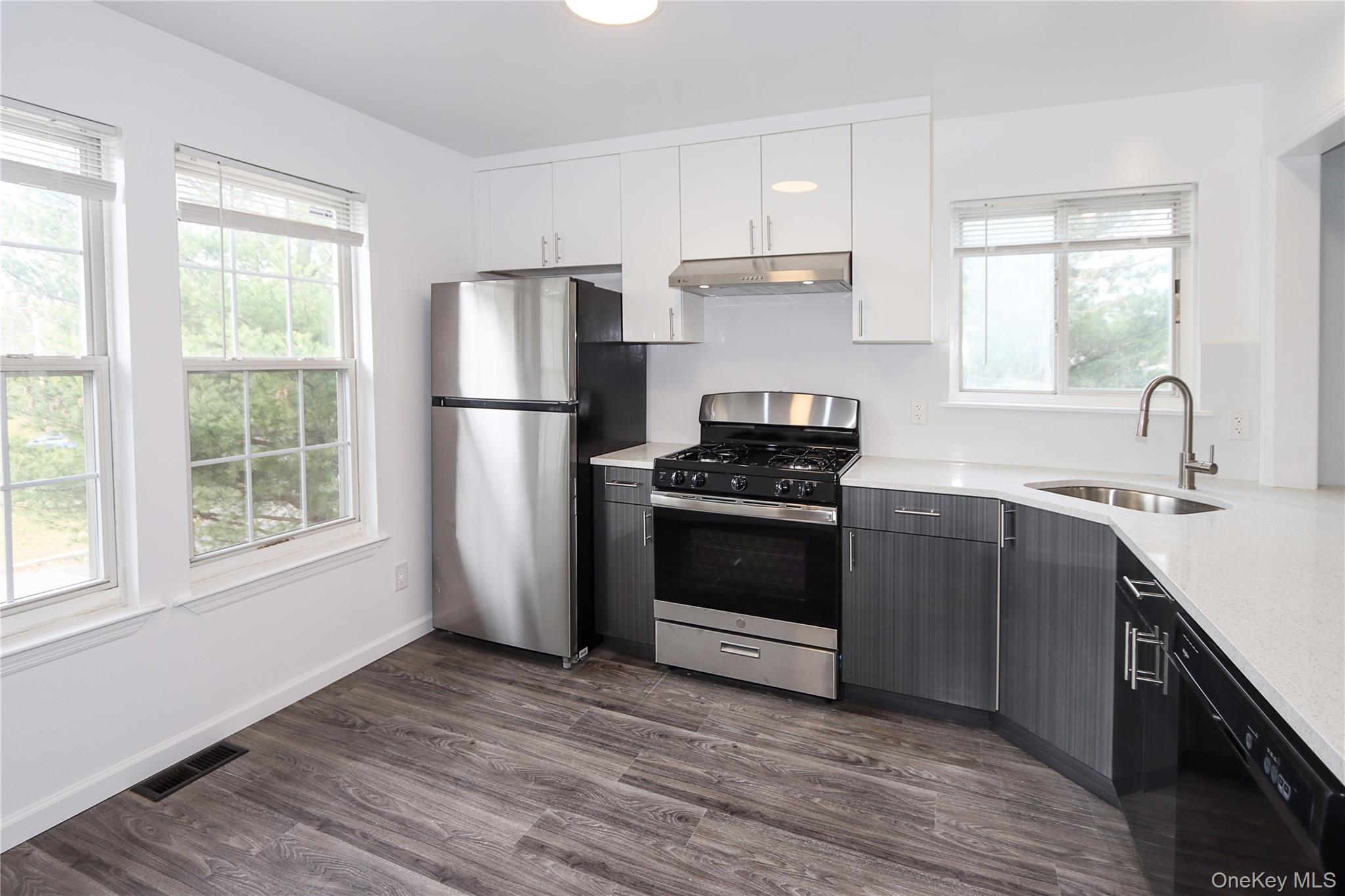 Glen Cove, New York 11542, United States, 3 Bedrooms Bedrooms, ,3 BathroomsBathrooms,Residential,Active,217831