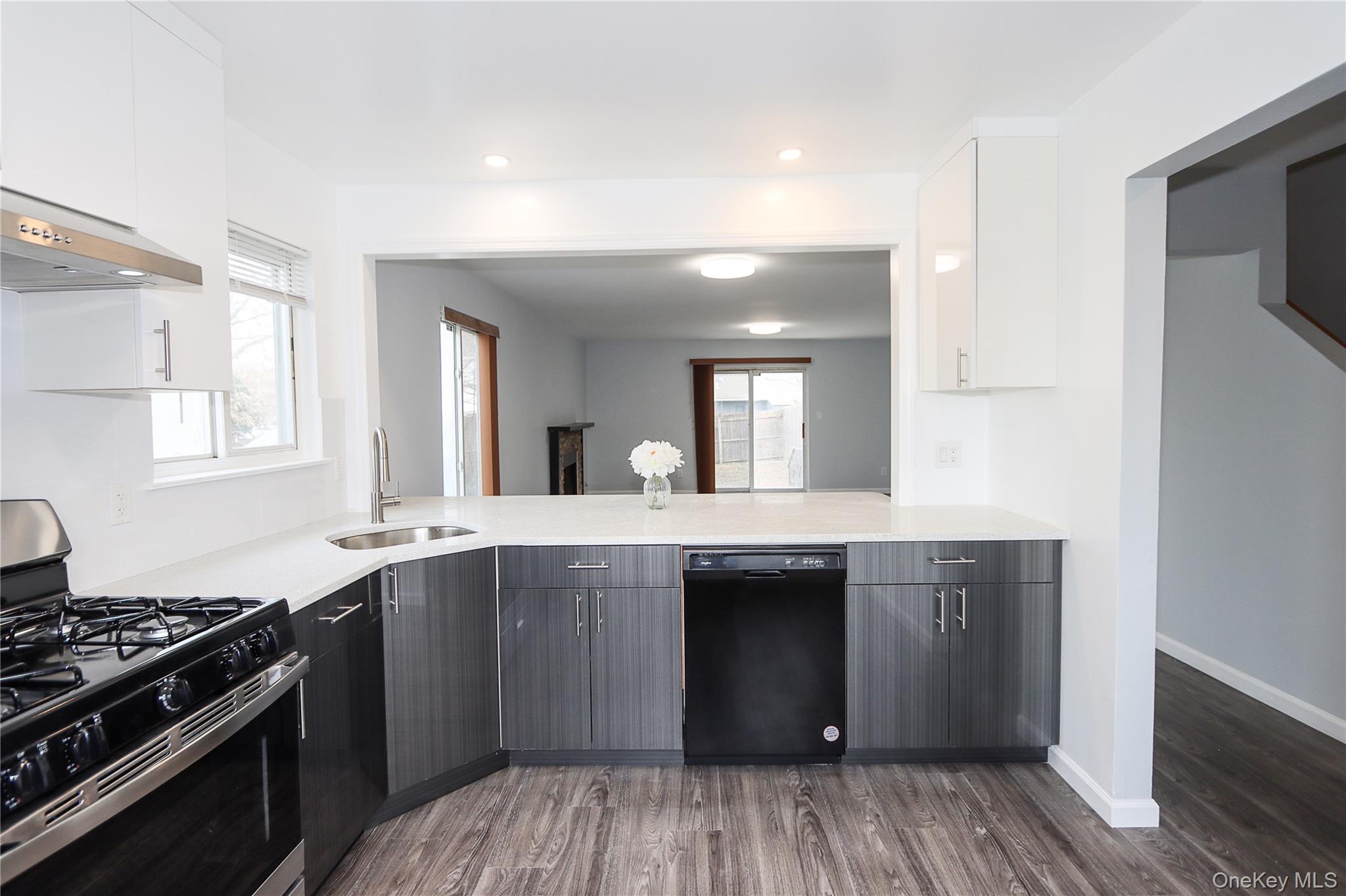 Glen Cove, New York 11542, United States, 3 Bedrooms Bedrooms, ,3 BathroomsBathrooms,Residential,Active,217831