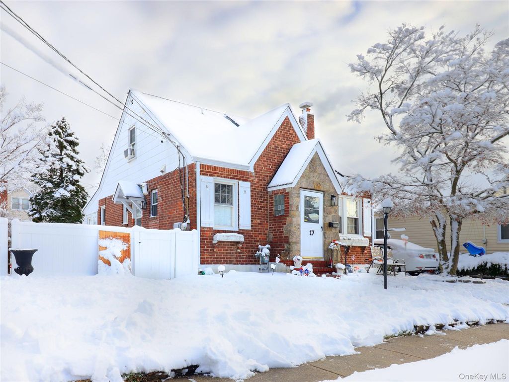 Photo of 17 Laurel Place, Valley Stream, NY 11580 (MLS # 944295)