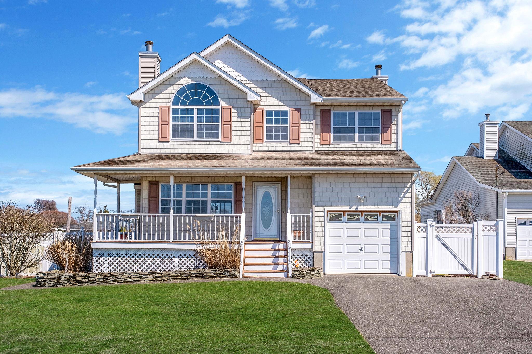 97 Grandview Drive, Shirley, New York image 1