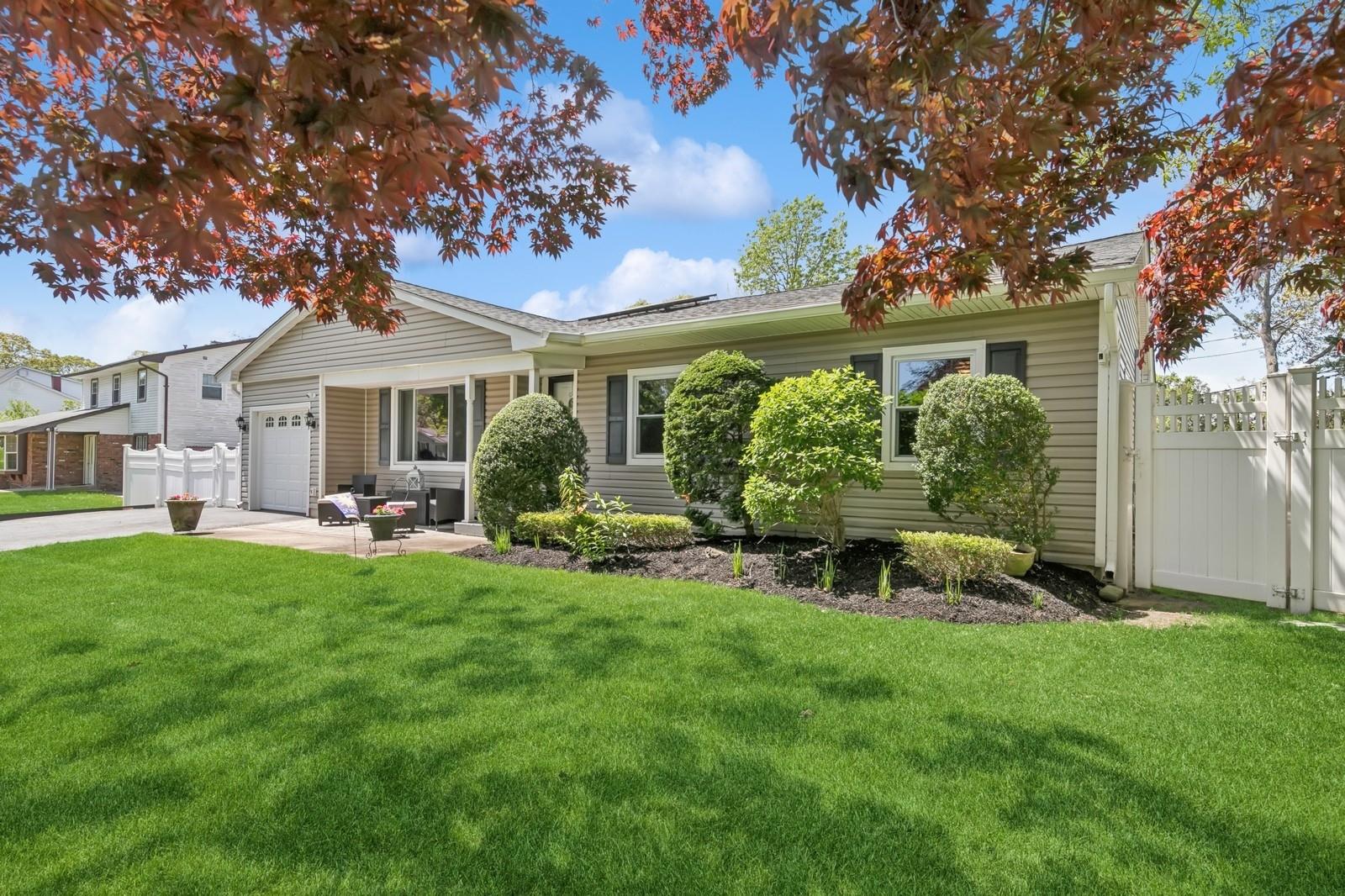 4 Winfield Davis Drive, Coram, New York image 2