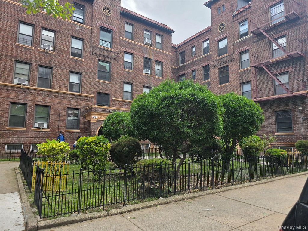 Photo of 62-64 Saunders Street #Q4, Rego Park, NY 11374 (MLS # 994232)