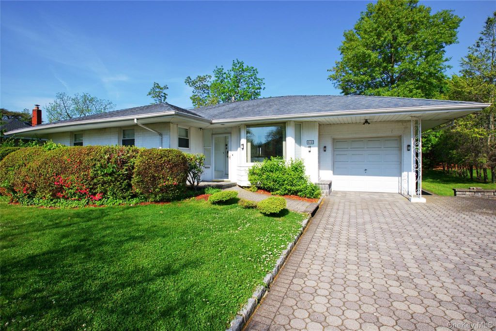 Photo of 11 Hazelwood Drive, Jericho, NY 11753 (MLS # 1001564)