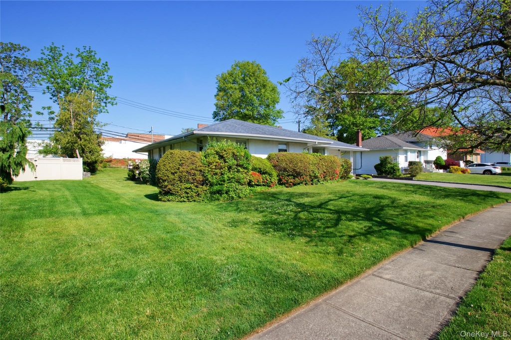 Photo of 11 Hazelwood Drive, Jericho, NY 11753 (MLS # 1001564)