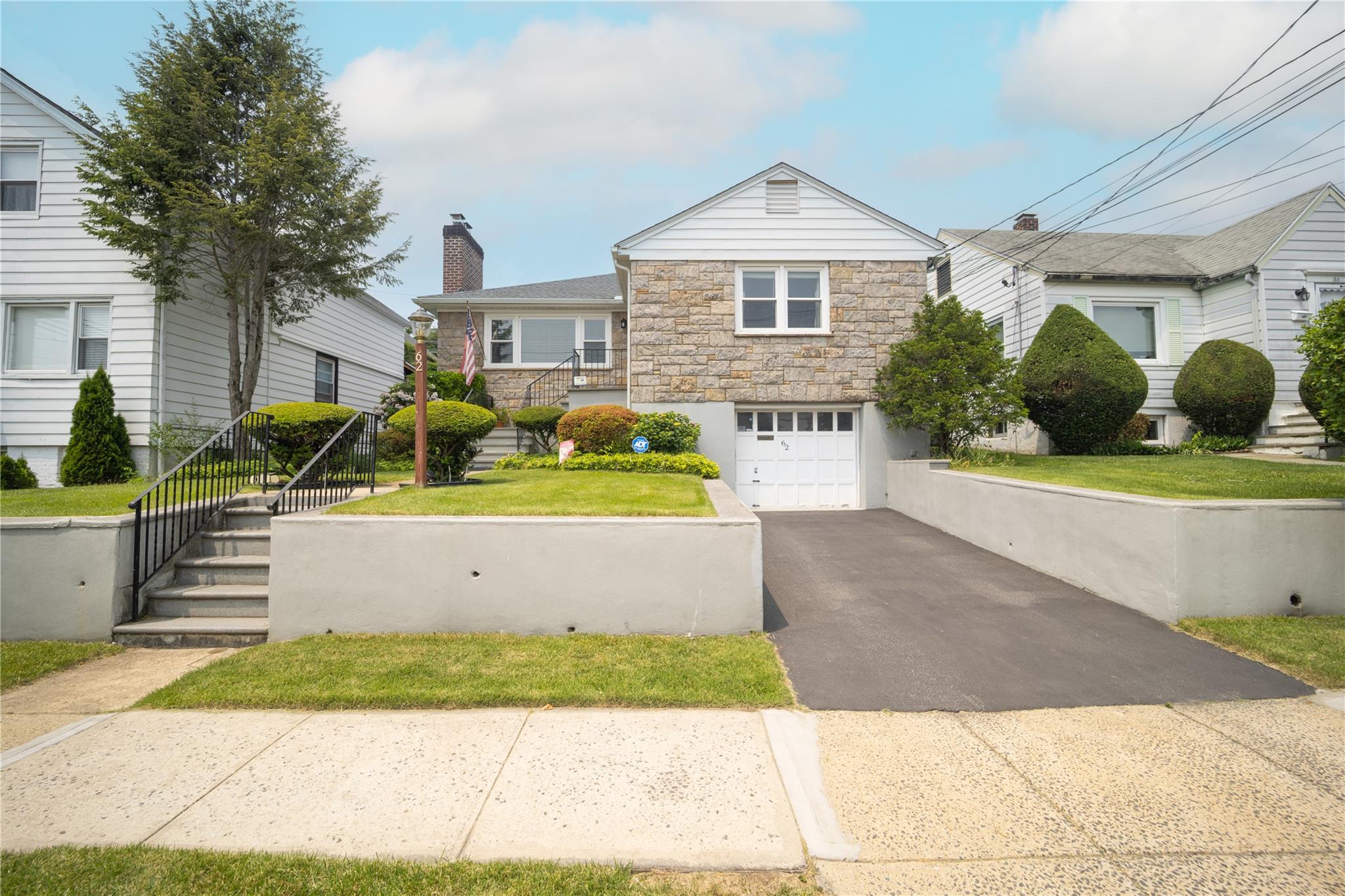 Property for Sale at Murray Avenue, Yonkers, New York - Bedrooms: 3 
Bathrooms: 3 
Rooms: 9  - $769,000
