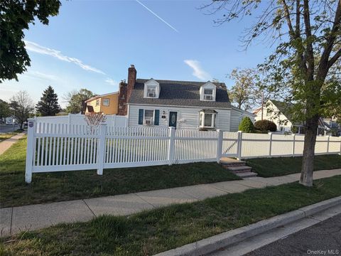 Homes For Sale - 281 Anchor Way<br/> Uniondale, NY 11553