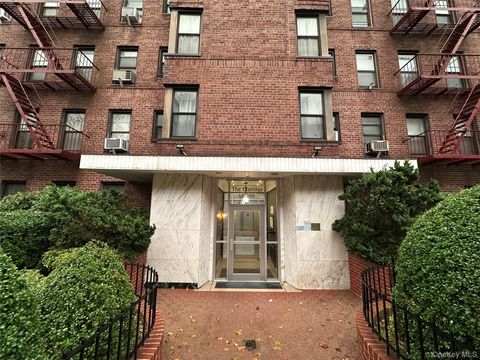 Photo of 141-60 84th Road #5C, Briarwood, NY 11435 (MLS # 930206)