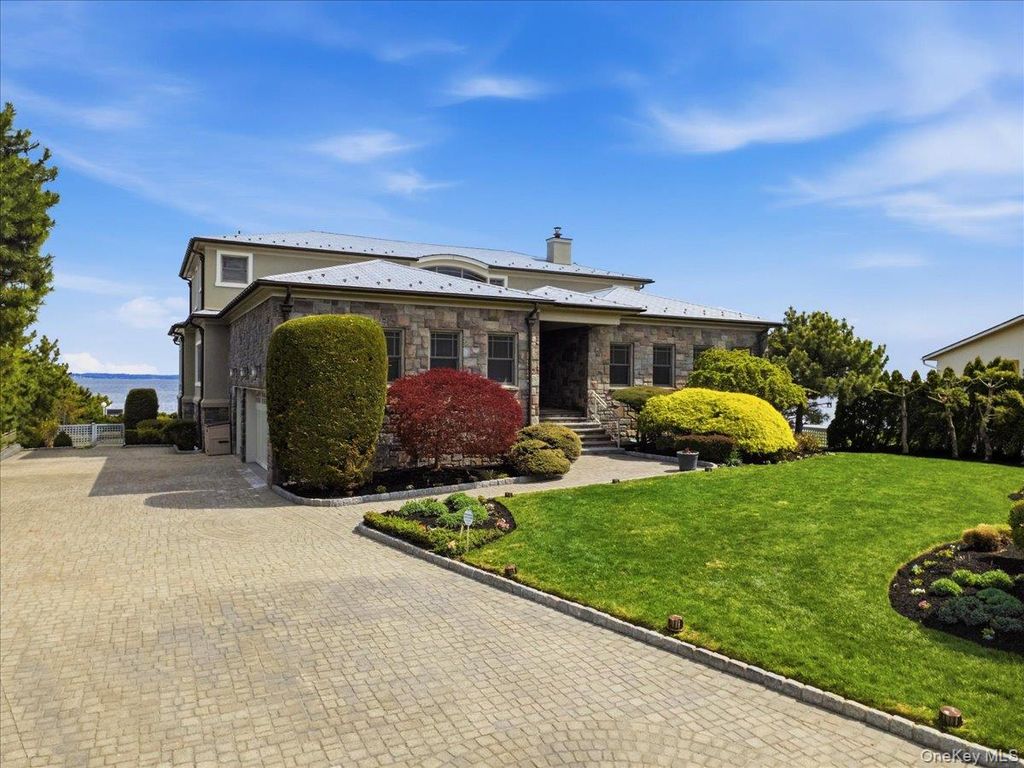 Photo of 135 Kensington Oval, New Rochelle, NY 10805 (MLS # 928565)