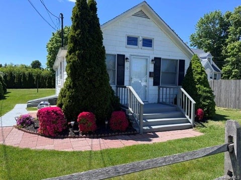 Homes For Sale - 19 Carlson Lane<br/> East Northport, NY 11731