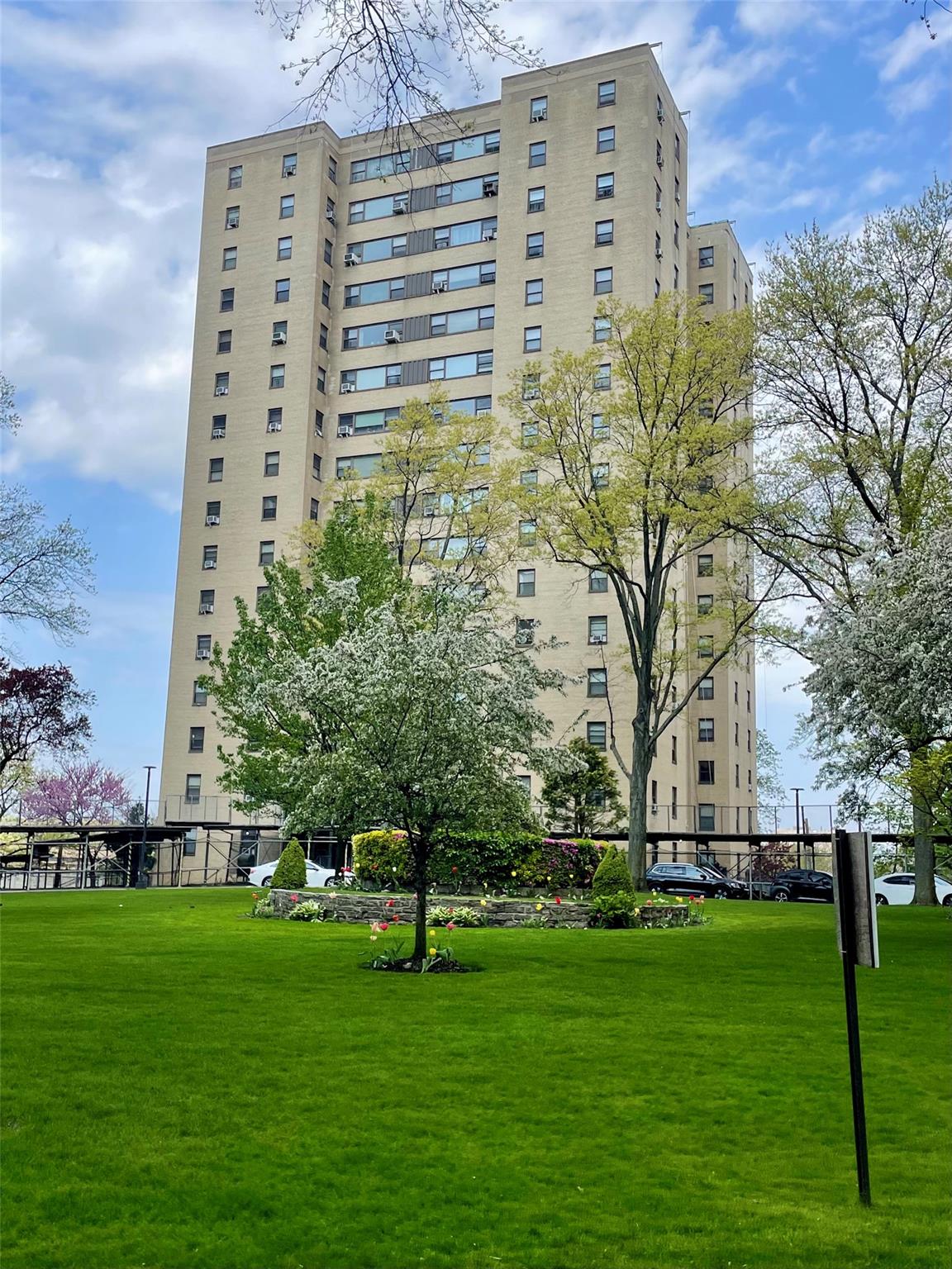 Fordham Hill Oval 8G, Bronx, New York - 2 Bedrooms  
2 Bathrooms  
4 Rooms - 