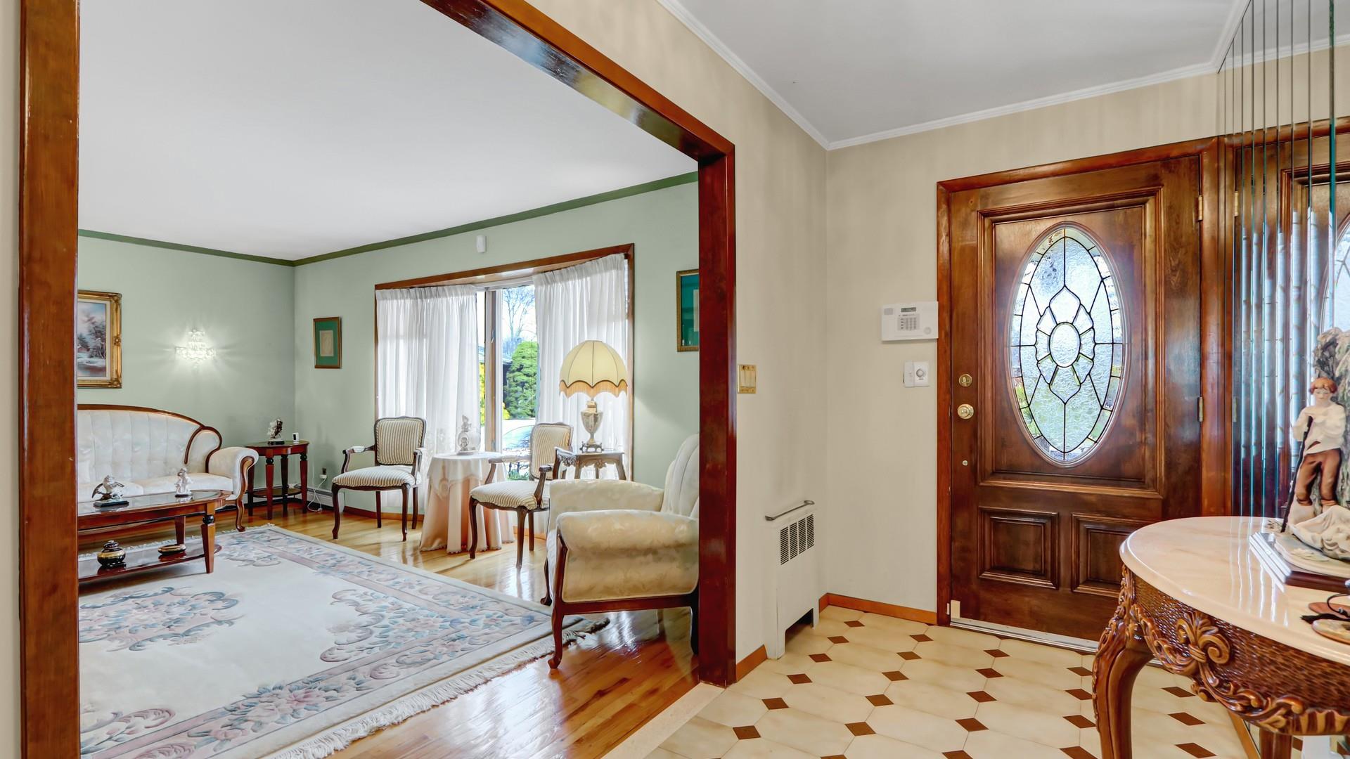 8 Robert Circle, Syosset, New York image 6