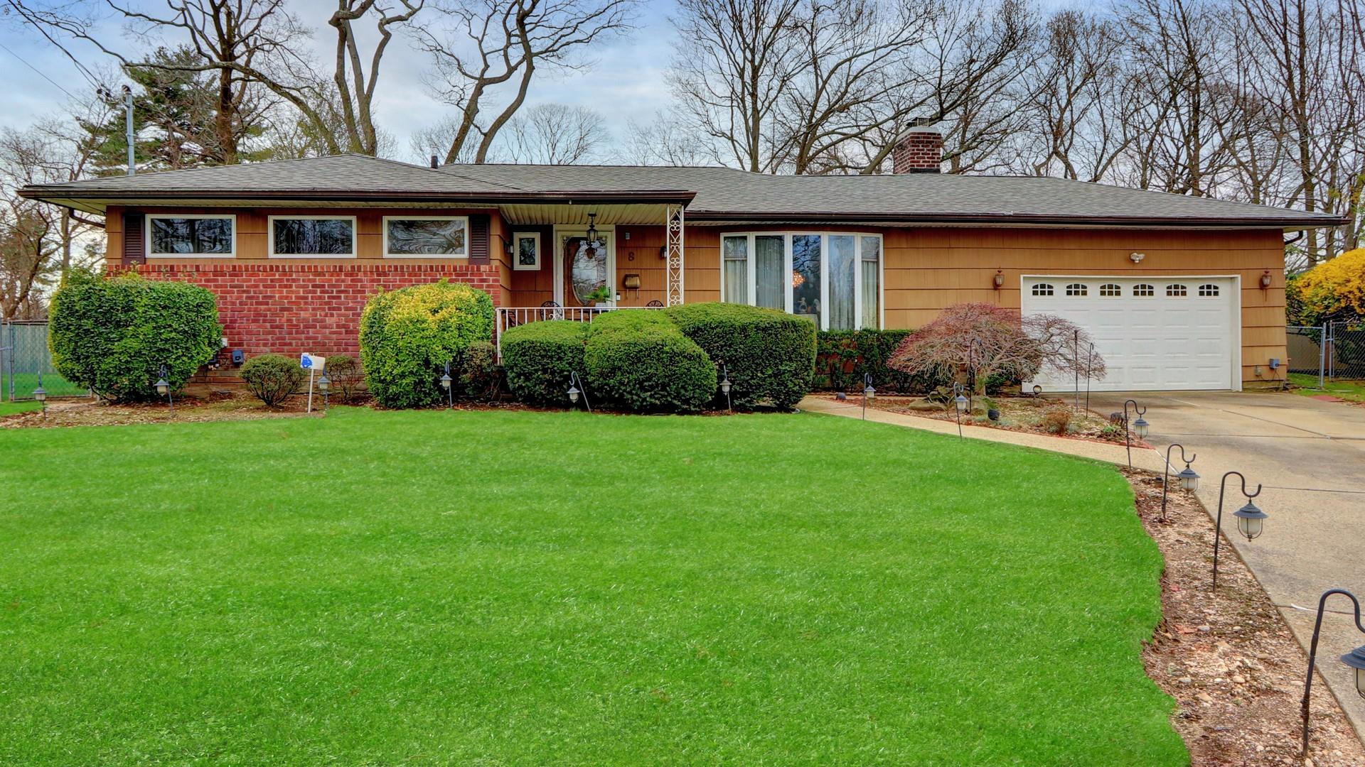 8 Robert Circle, Syosset, New York image 1