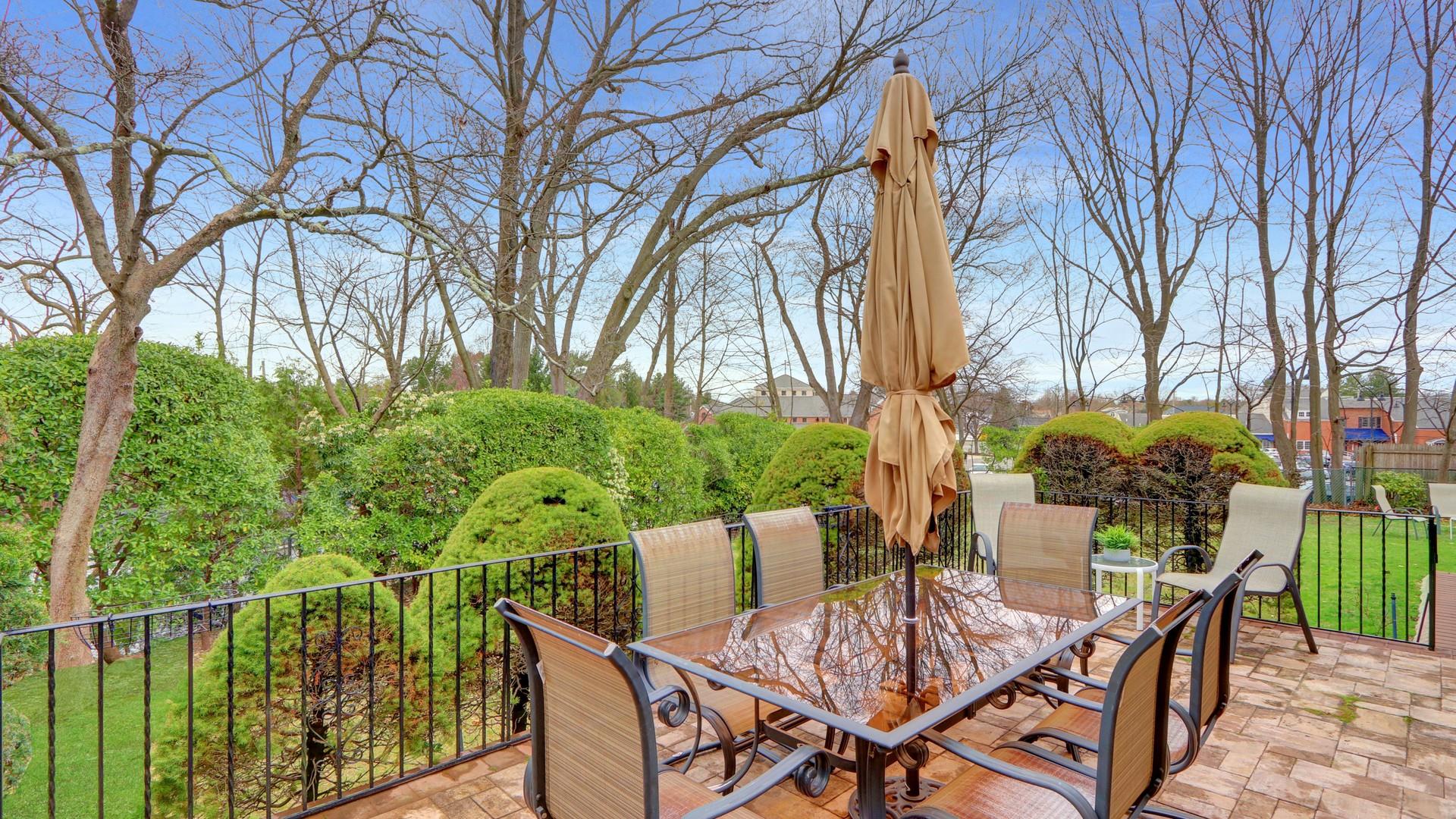 8 Robert Circle, Syosset, New York image 5