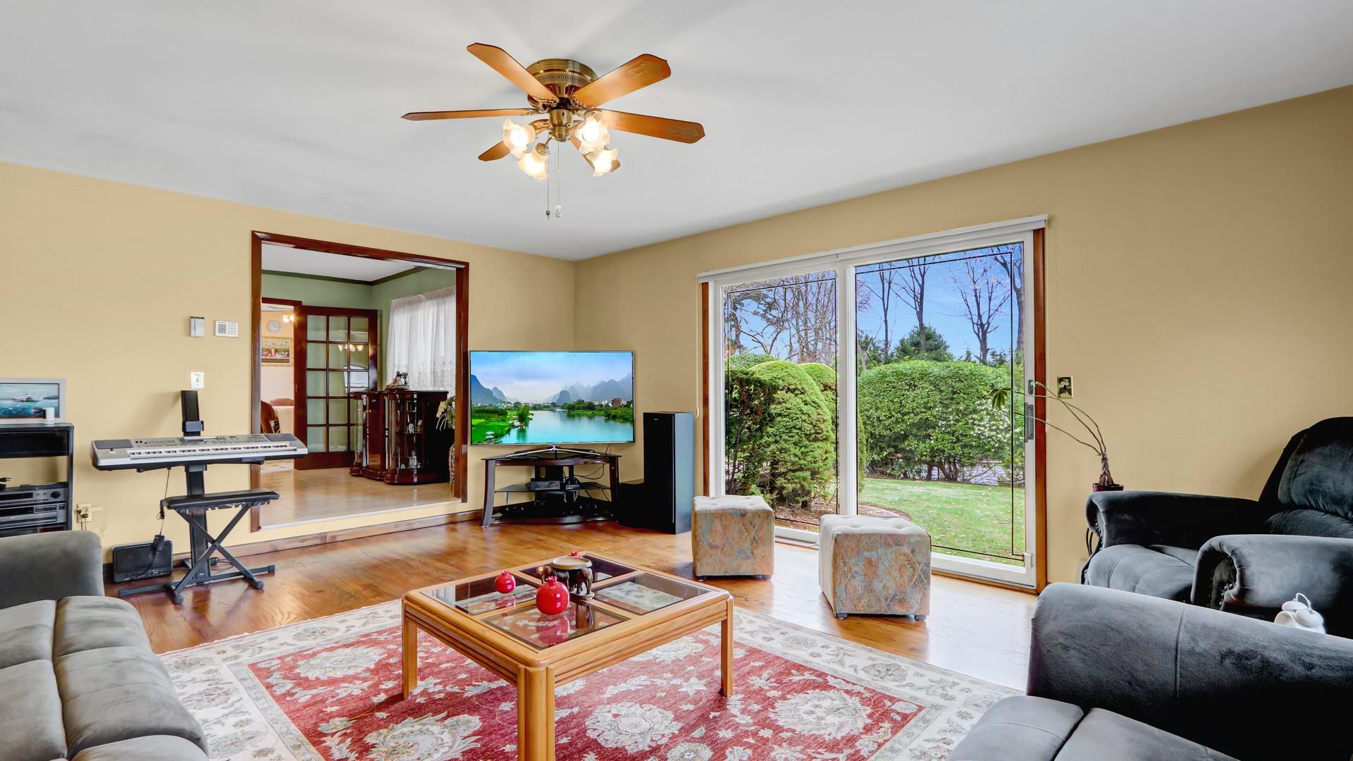 8 Robert Circle, Syosset, New York image 15