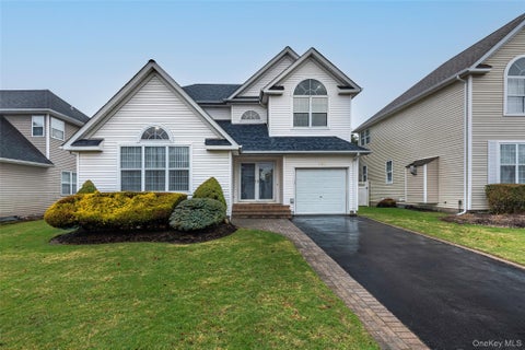 Homes For Sale - 161 Cranberry Court<br/> Melville, NY 11747