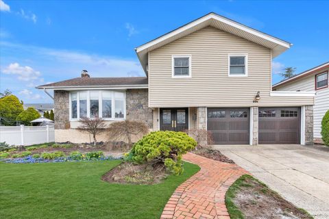 Townhouse For Sale - 904 Park Lane<br/> Valley Stream, NY 11581