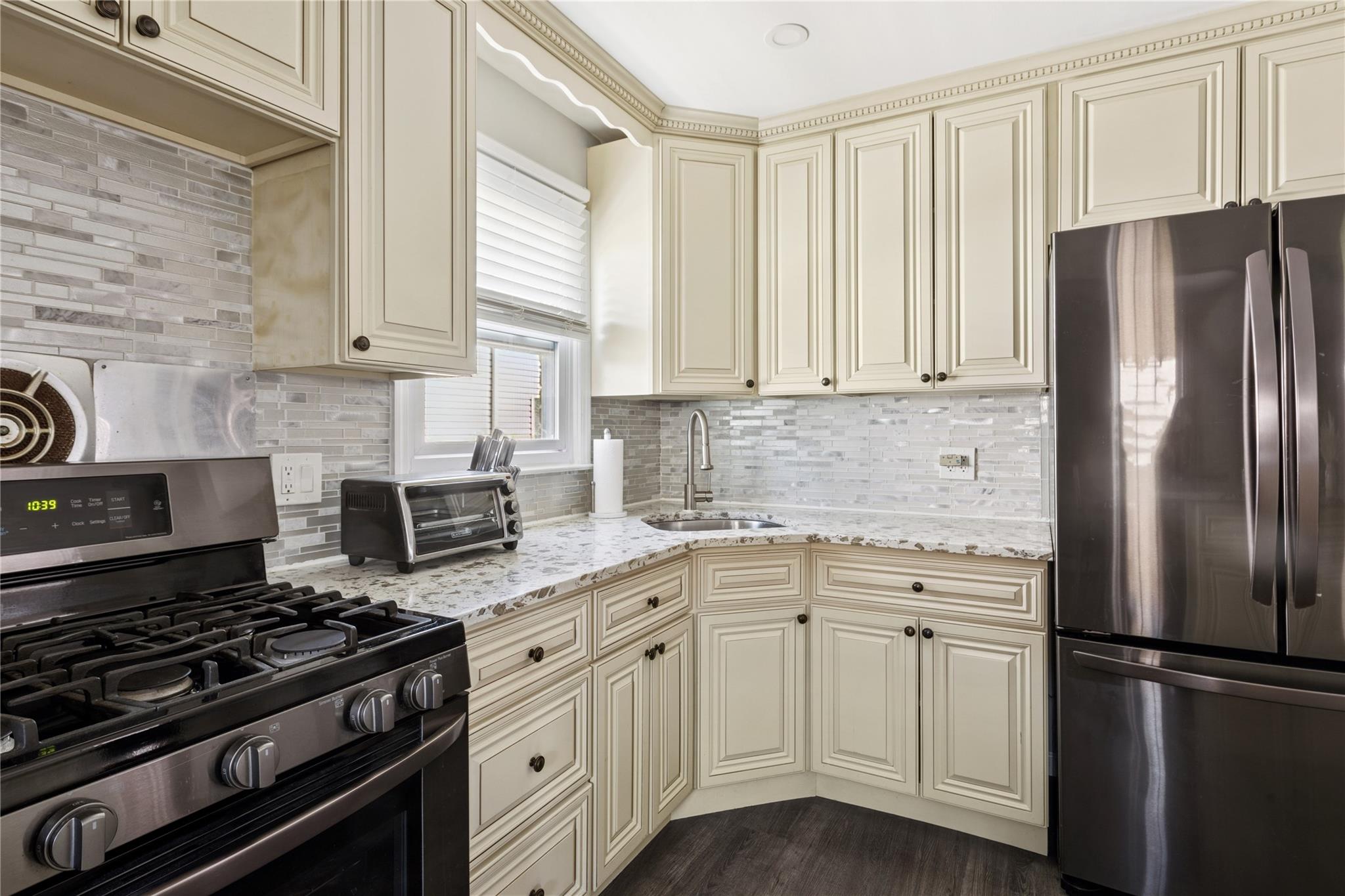 4 N 10th Street, New Hyde Park, New York image 15