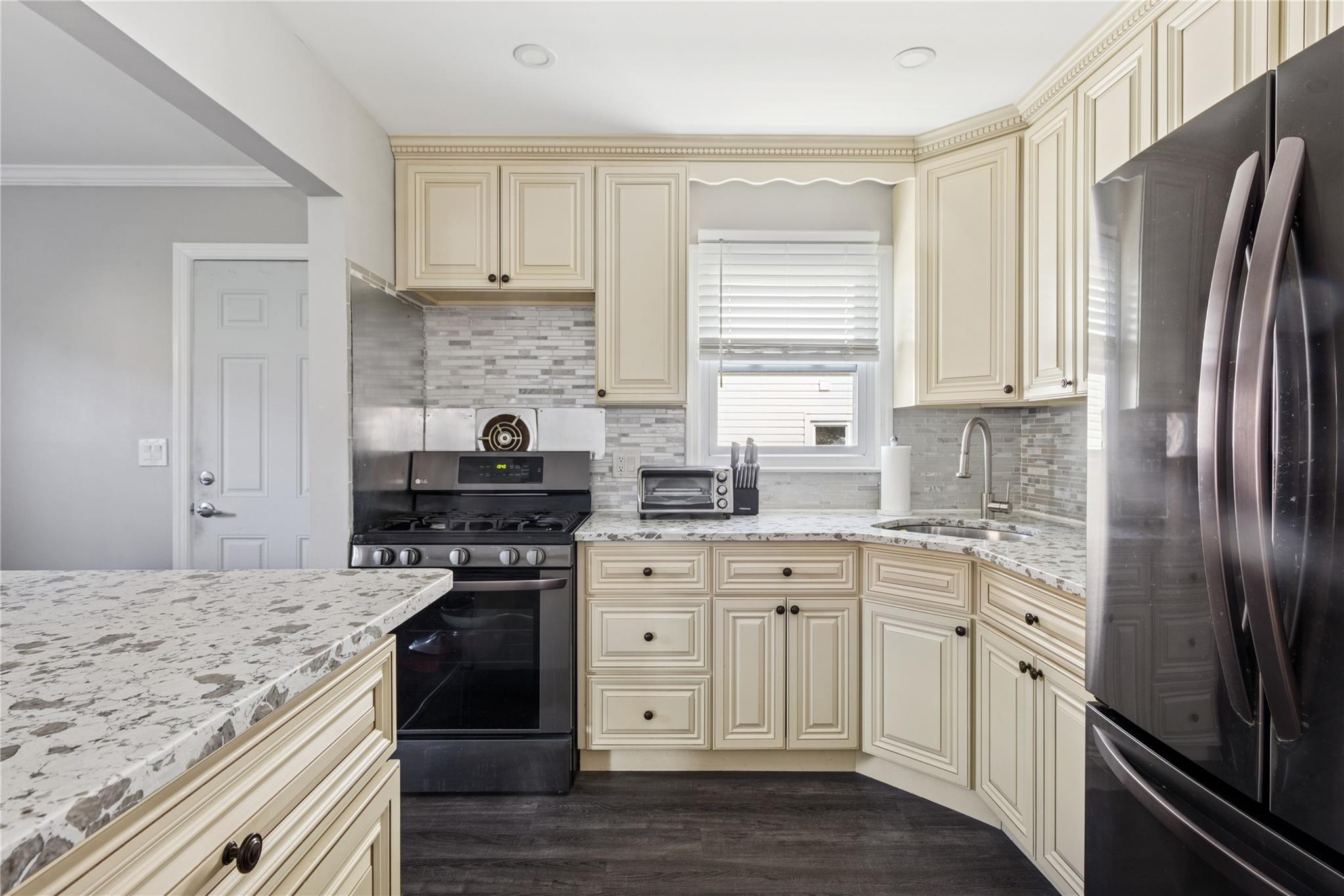 4 N 10th Street, New Hyde Park, New York image 16