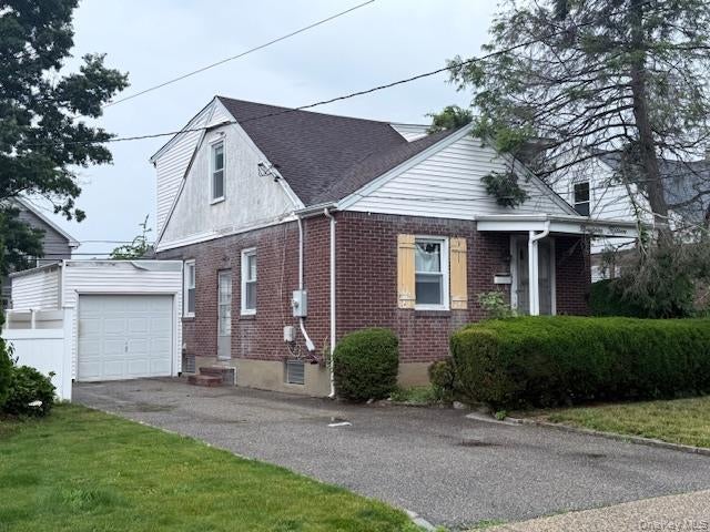 Photo of 1915 Stewart Avenue, New Hyde Park, NY 11040 (MLS # 1019320)