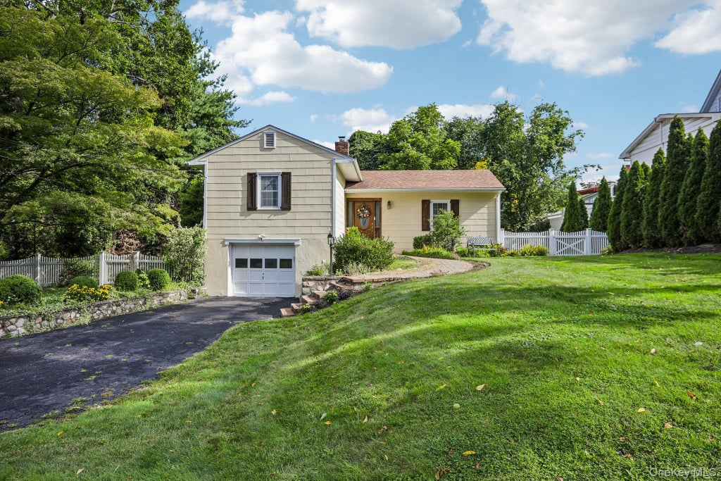 Photo of 1 Brentwood Drive, Pleasantville, NY 10570 (MLS # 1048822)