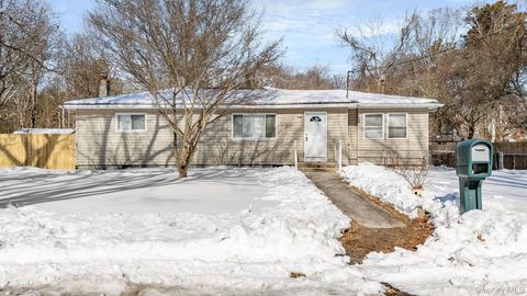 Homes For Sale - 17 Nelson Place<br/> Mastic, NY 11950