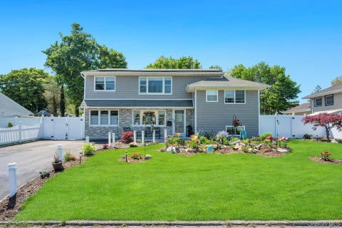 Homes For Sale - 33 Wiltshire Drive<br/> Commack, NY 11725