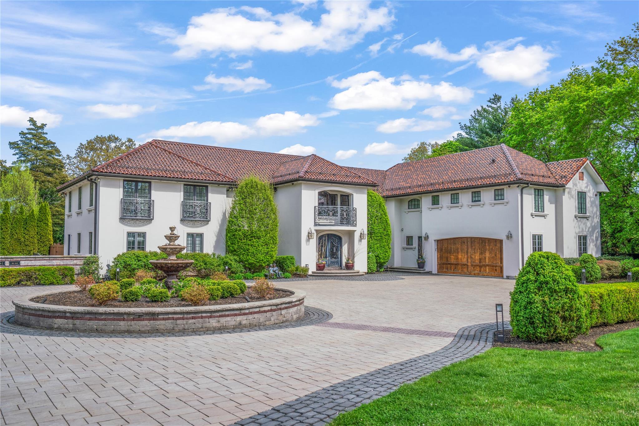 84 S Woods Road, Woodbury, New York image 1