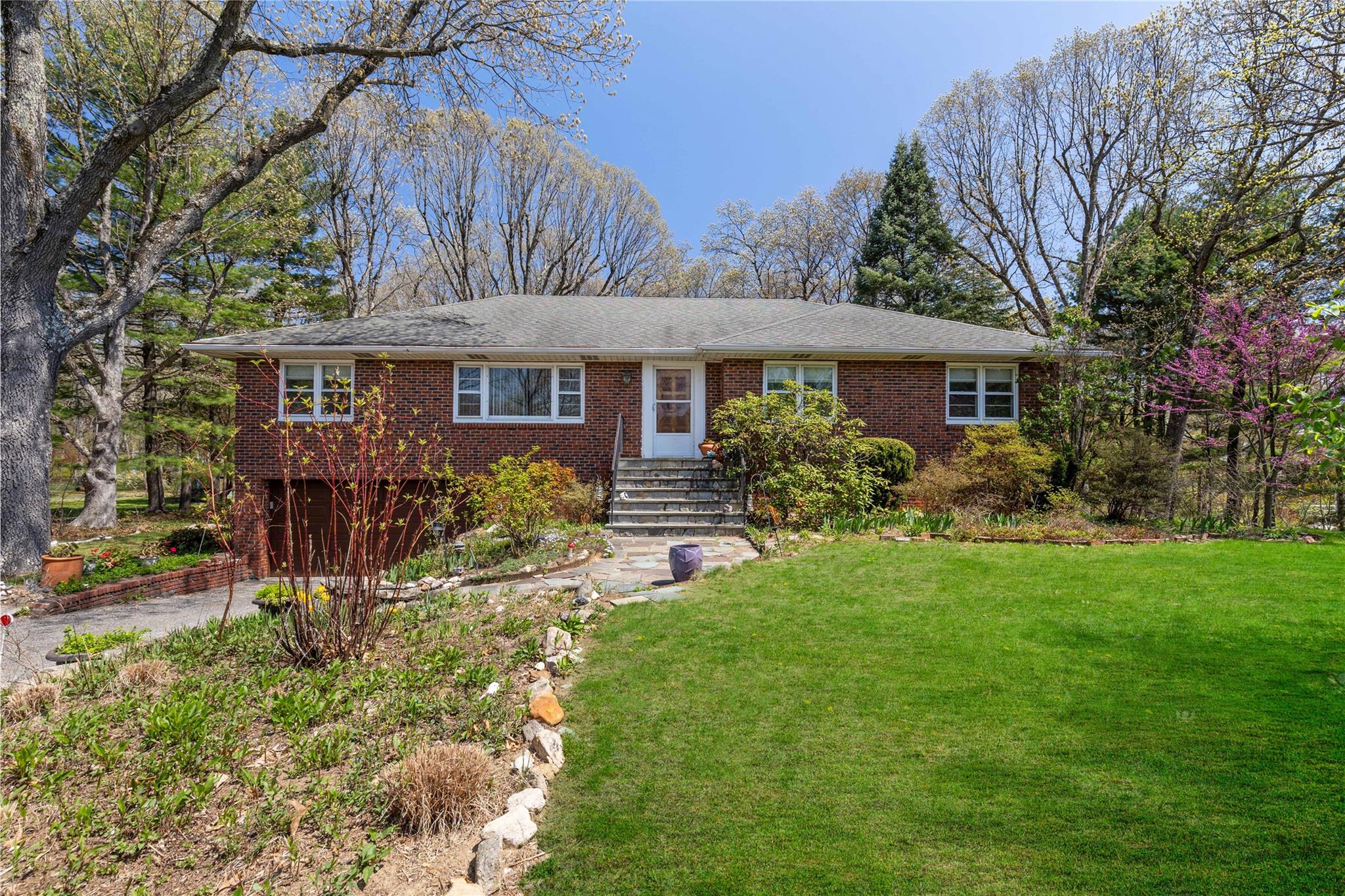Old Orchard Street St, Harrison, New York - 3 Bedrooms  
2 Bathrooms  
8 Rooms - 