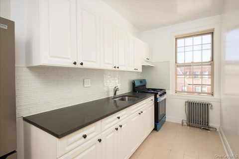 Photo of 83-09 Talbot St #6L, Kew Gardens, NY 11415 (MLS # 927673)