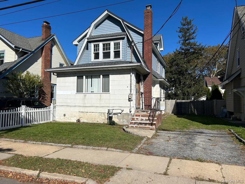 Photo of 4 Everett Street, Lynbrook, NY 11563 (MLS # 1066444)
