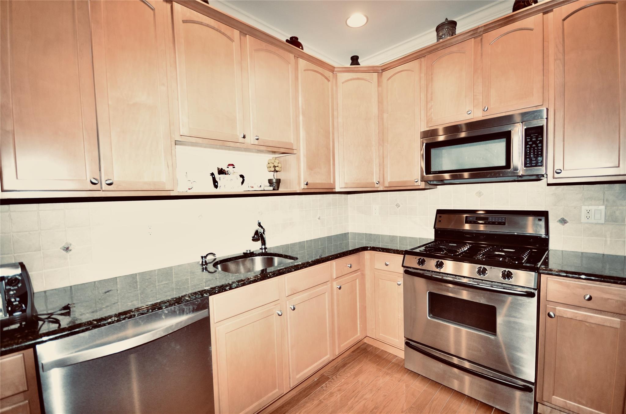 657 Balfour Place, Melville, New York image 4
