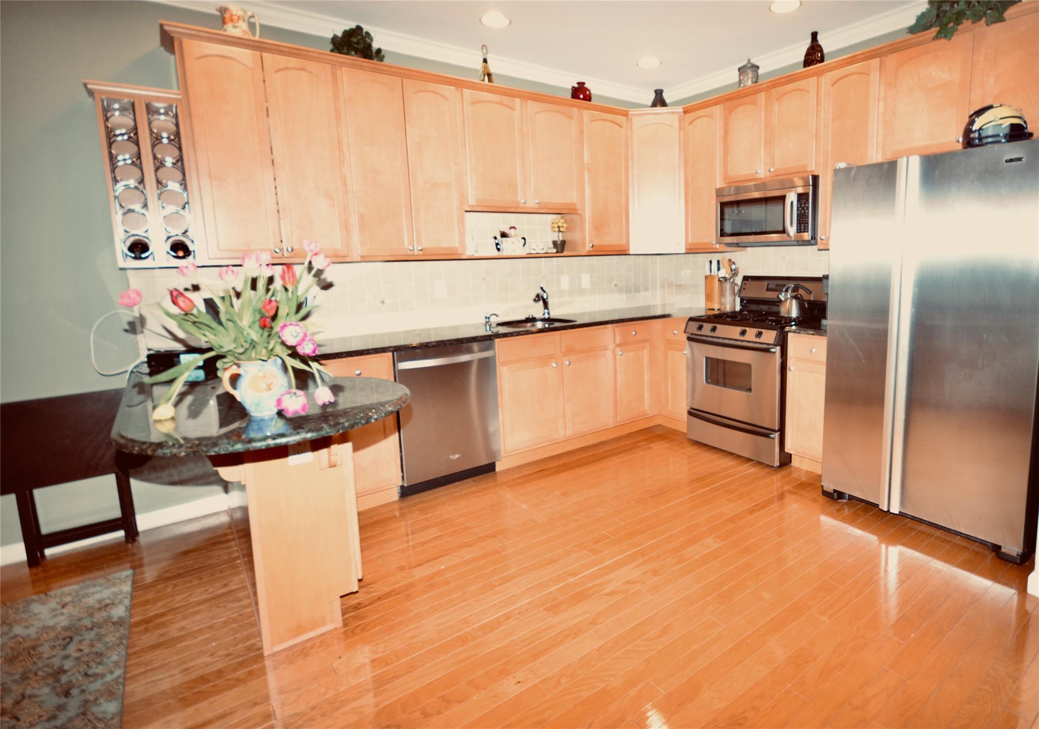 657 Balfour Place, Melville, New York image 2