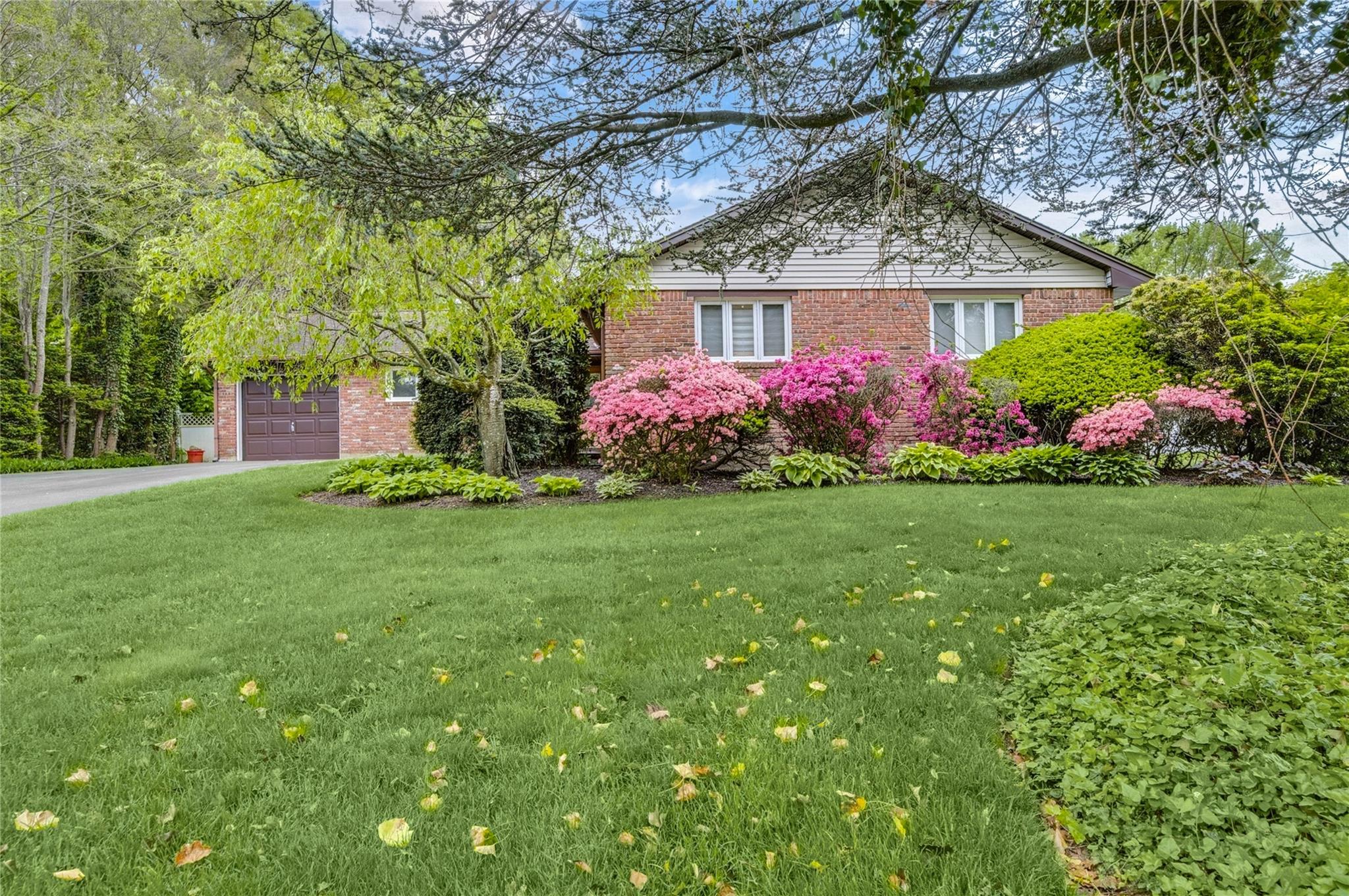Cross Bow Lane, Commack, Hamptons, NY - 3 Bedrooms  
2 Bathrooms - 