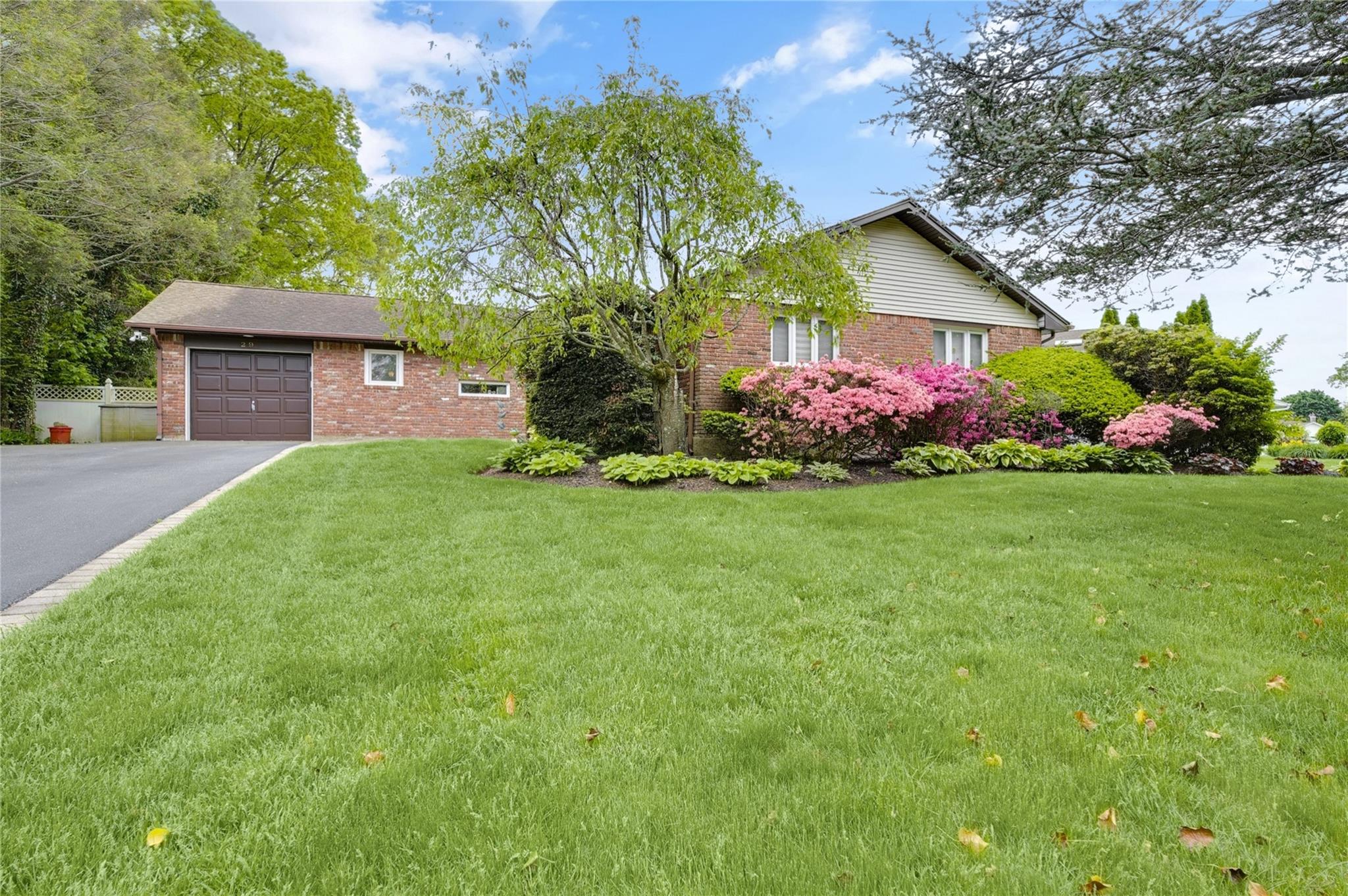 29 Cross Bow Lane, Commack, New York image 2