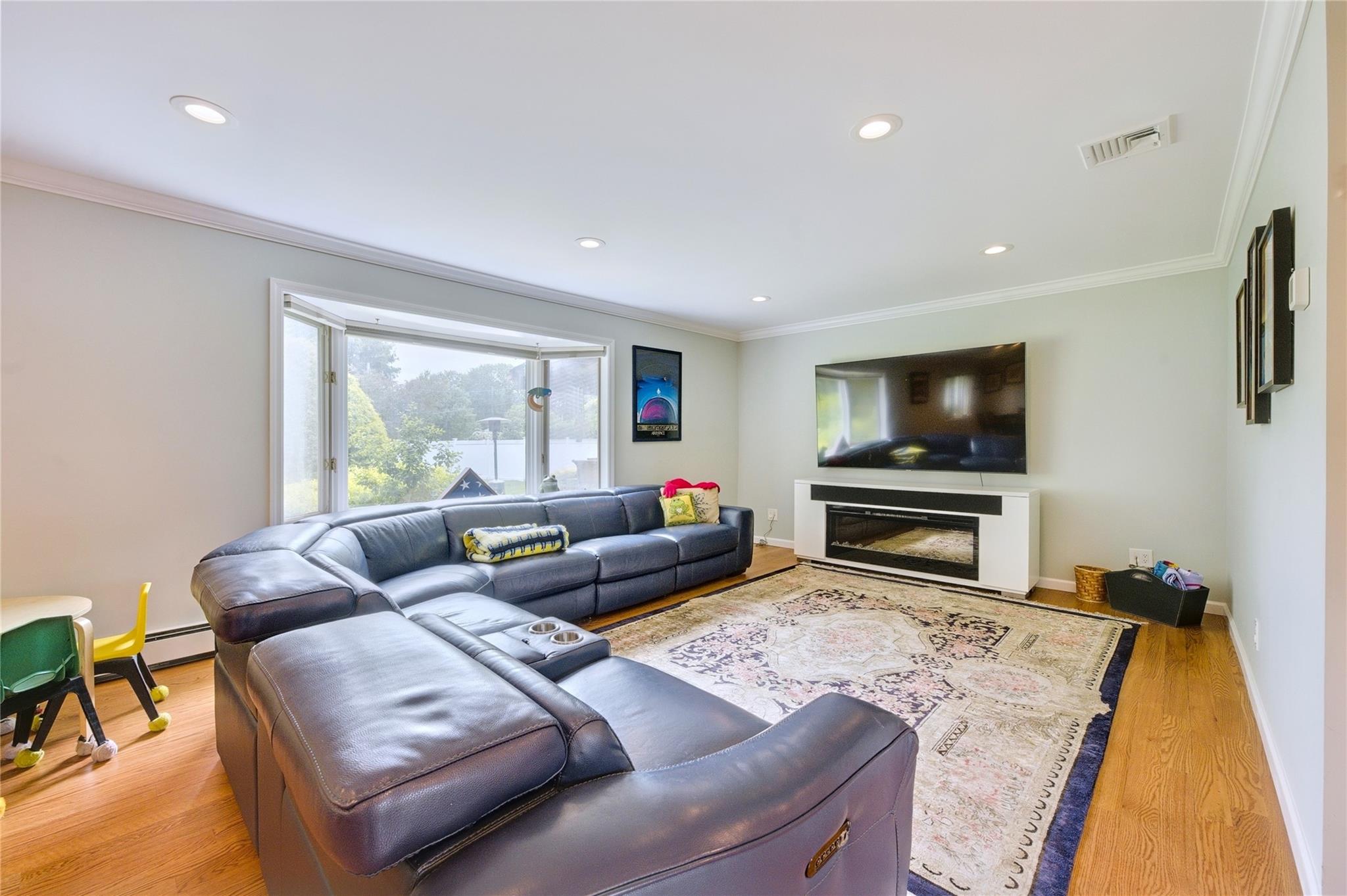29 Cross Bow Lane, Commack, New York image 13