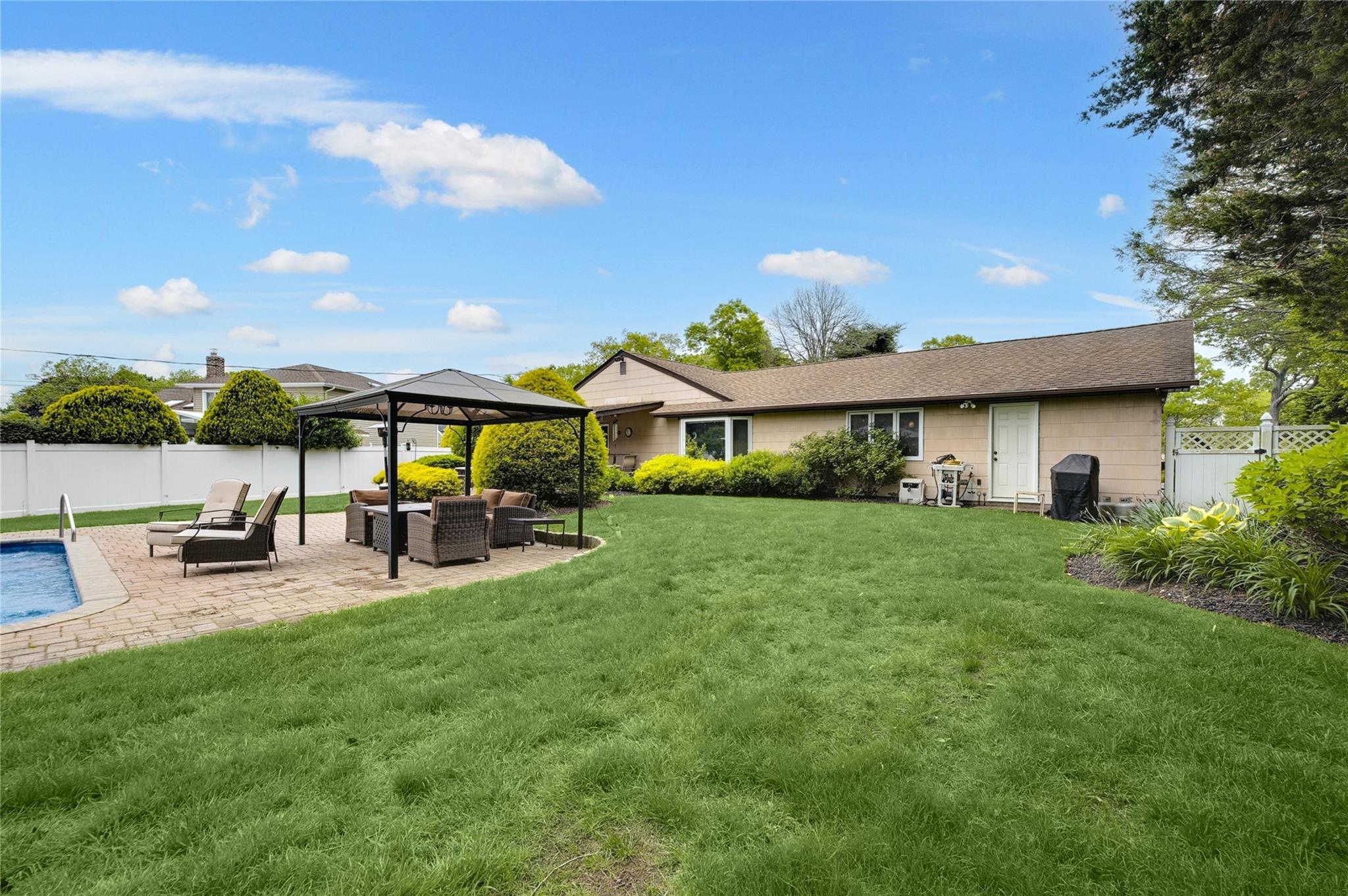 29 Cross Bow Lane, Commack, New York image 24