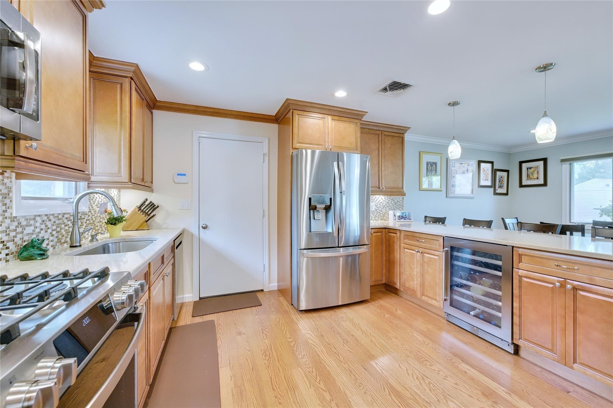 29 Cross Bow Lane, Commack, New York image 8