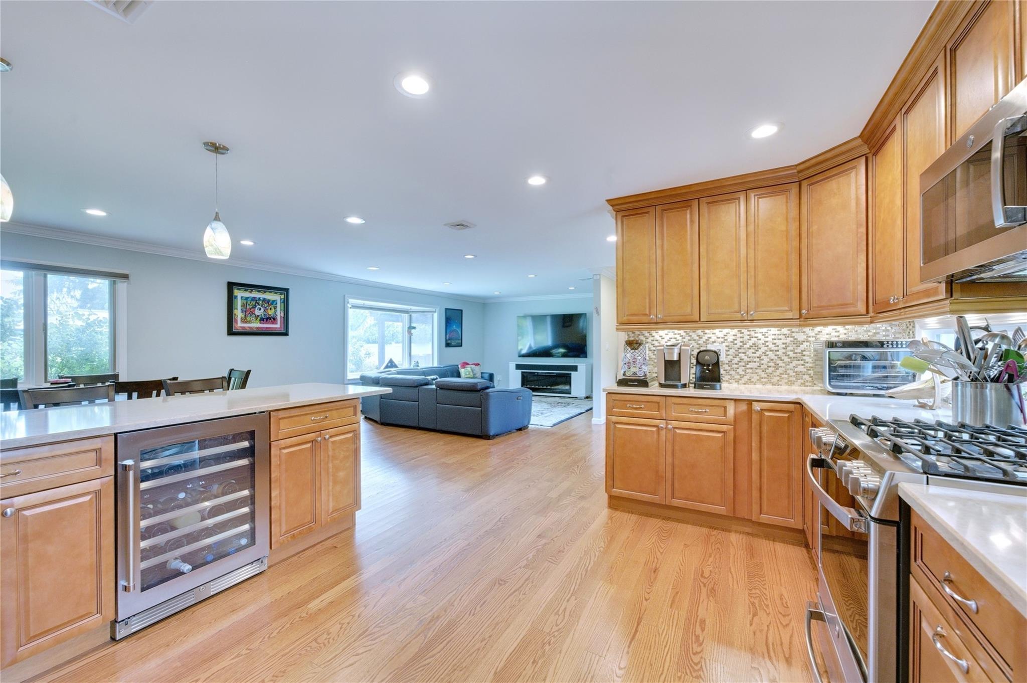 29 Cross Bow Lane, Commack, New York image 9