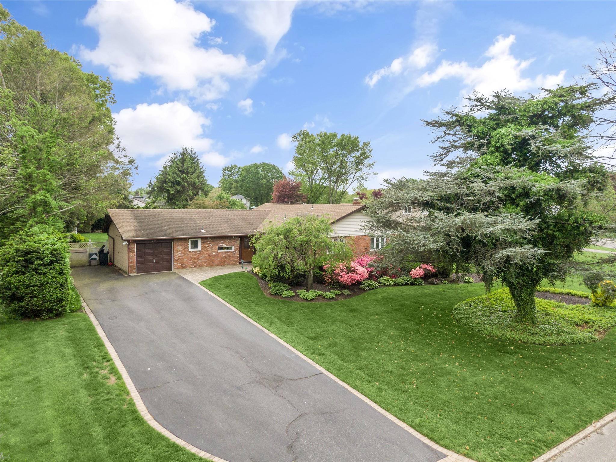 29 Cross Bow Lane, Commack, New York image 3
