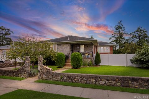 Photo of 168A N Oak Street, Massapequa, NY 11758 (MLS # 926576)