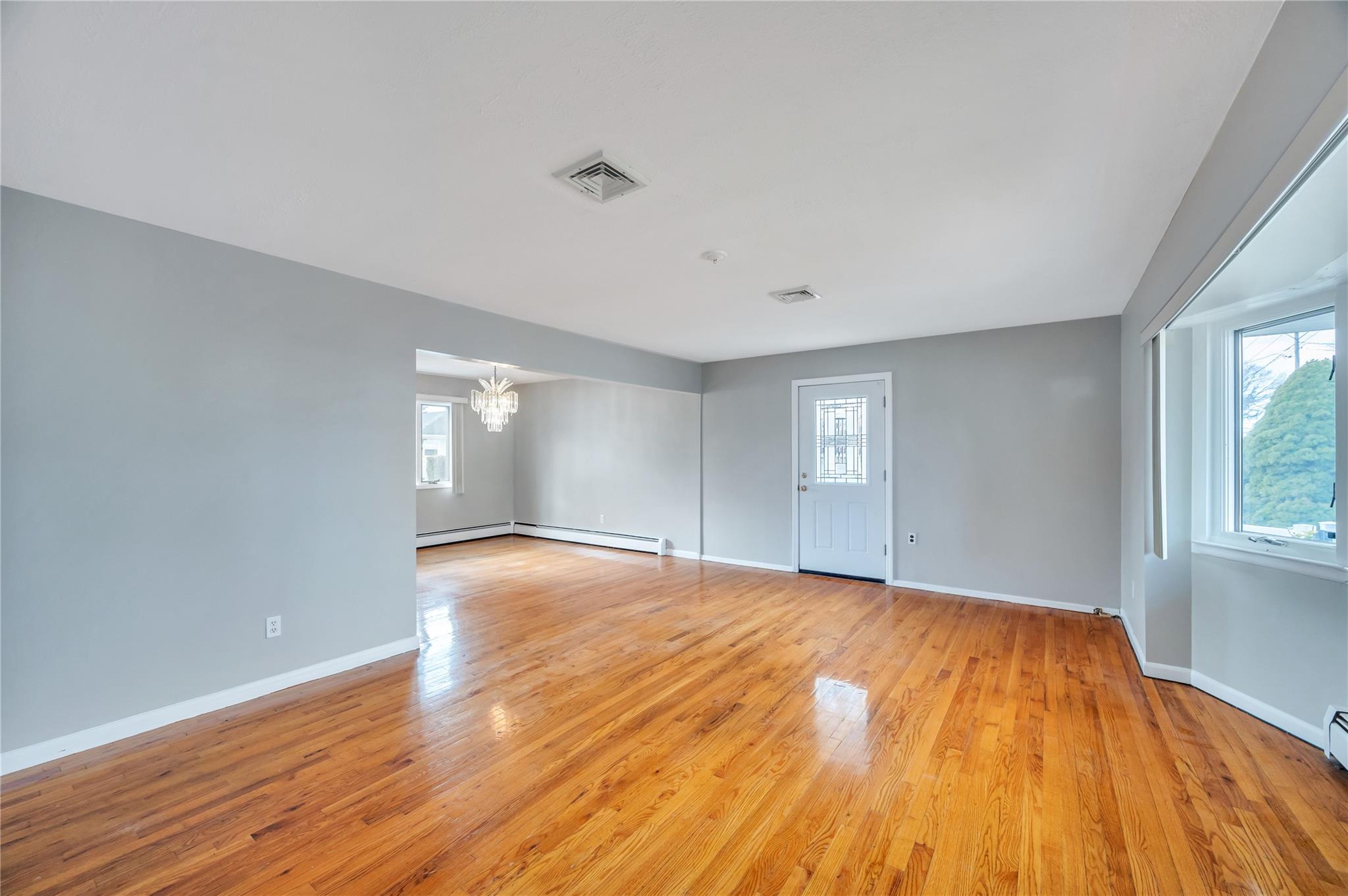 818 W Windmill Avenue, West Babylon, New York image 7