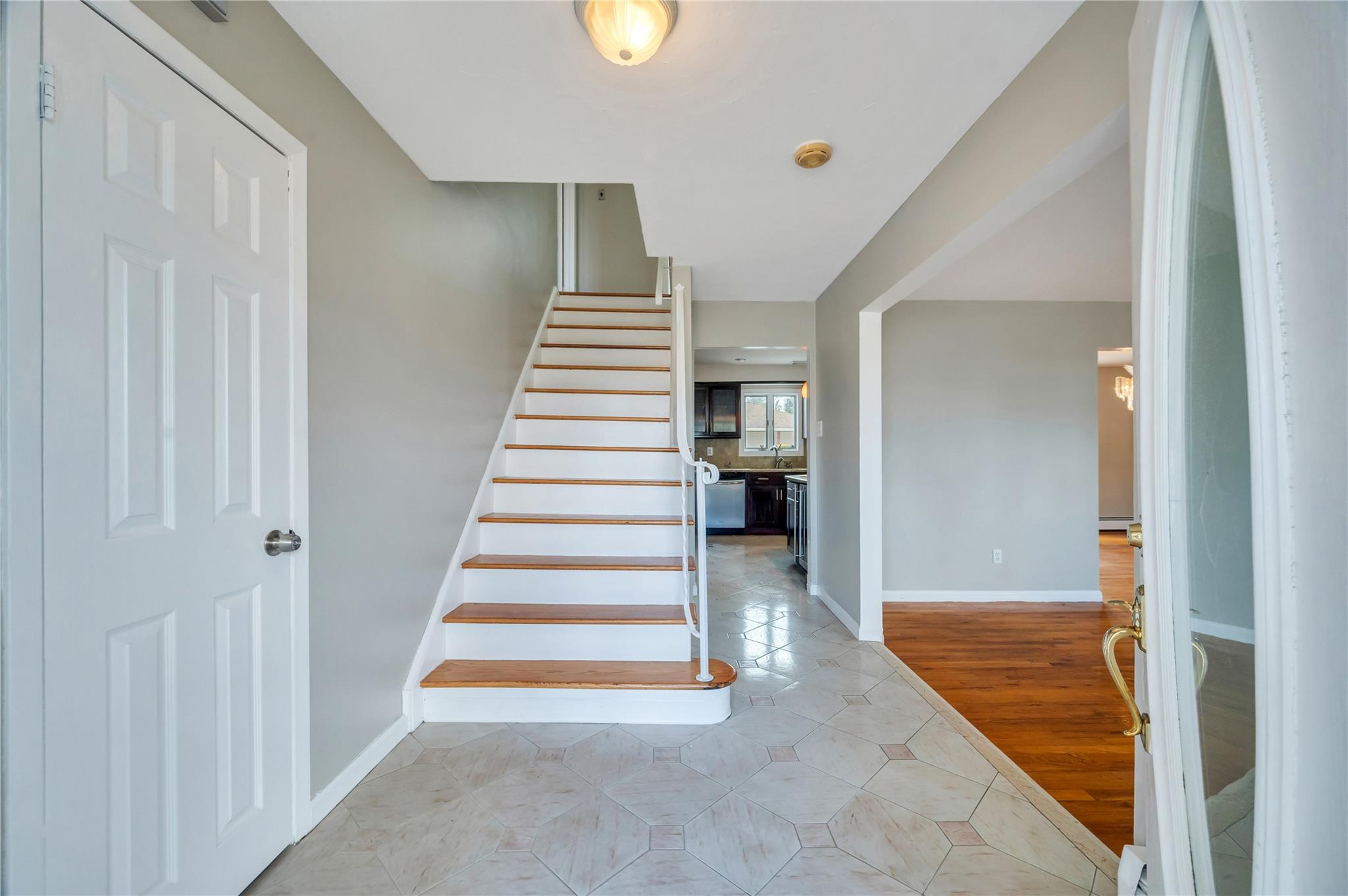 818 W Windmill Avenue, West Babylon, New York image 6