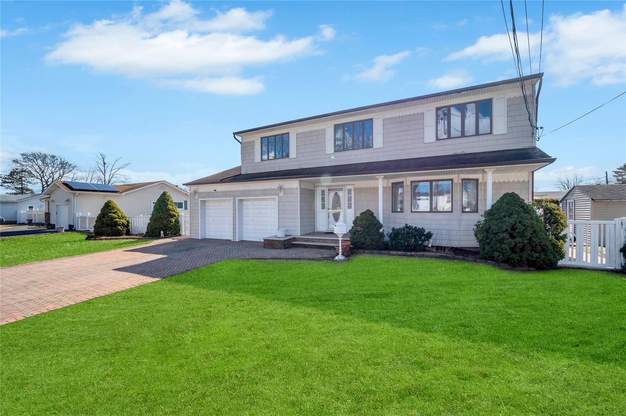 818 W Windmill Avenue, West Babylon, New York image 3