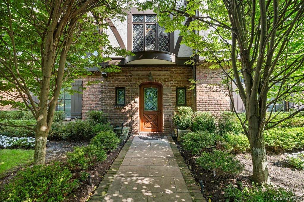 Photo of 17 Sutton Place, Lawrence, NY 11559 (MLS # 1025922)