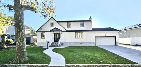 219 Granada Parkway Lindenhurst NY 11757