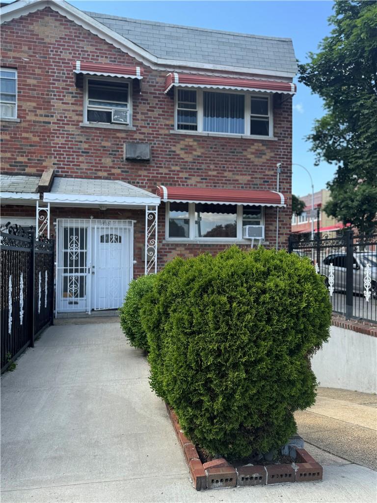 E 172nd Street, Bronx, New York - 6 Bedrooms  
3 Bathrooms - 