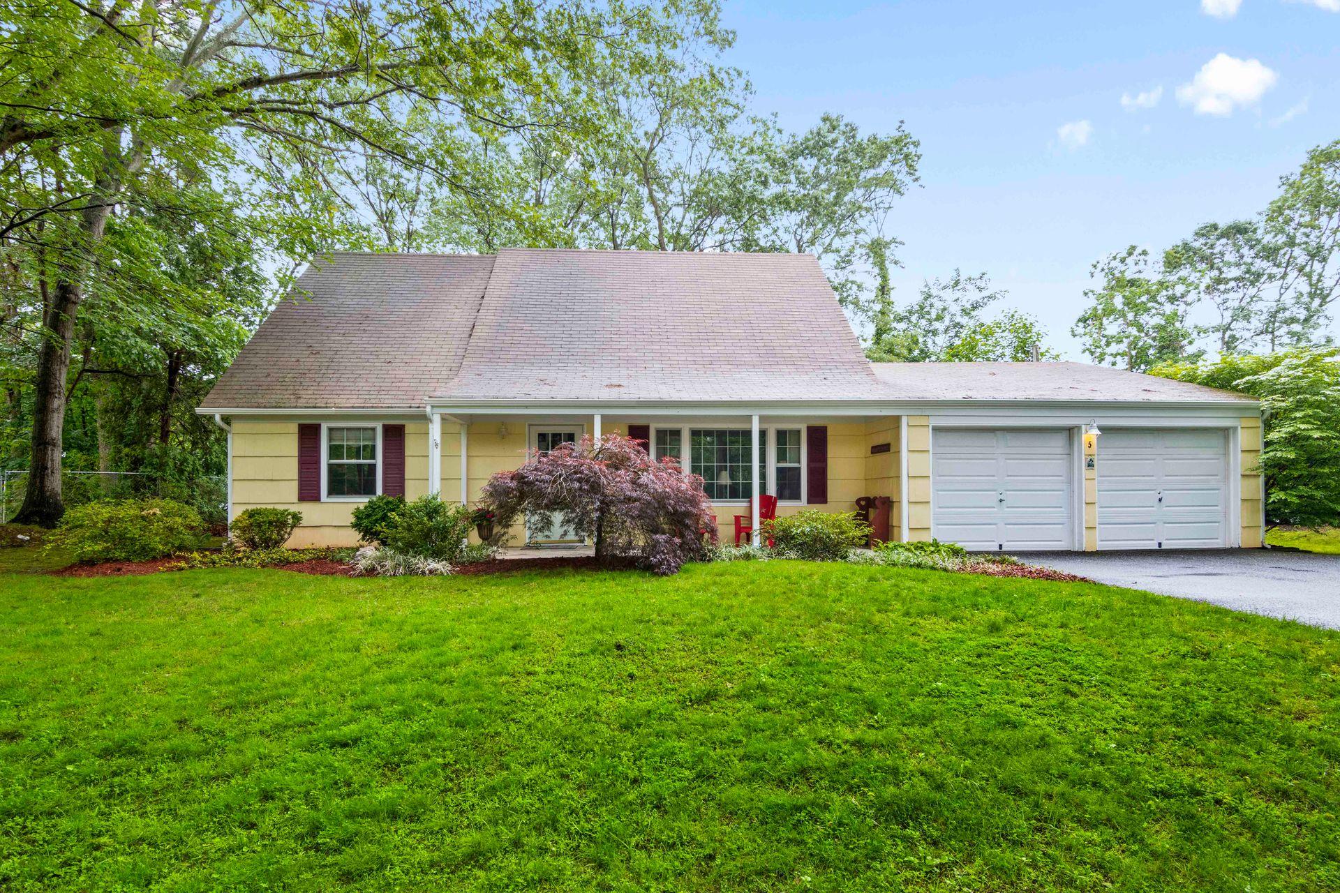 Seward Lane, Stony Brook, Hamptons, NY - 4 Bedrooms  
2 Bathrooms - 