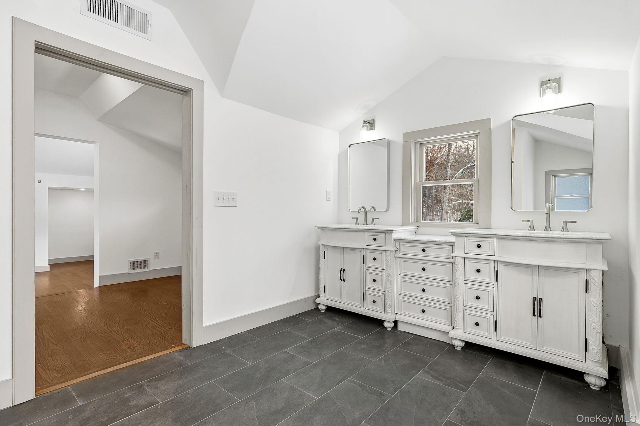 Rhinebeck, New York 12572, United States, 3 Bedrooms Bedrooms, ,3 BathroomsBathrooms,Residential,Active,251840