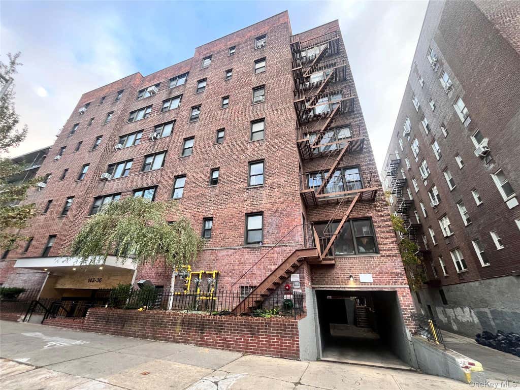 Photo of 143-36 Barclay Ave Ave #6C, Flushing, NY 11355 (MLS # 1033658)