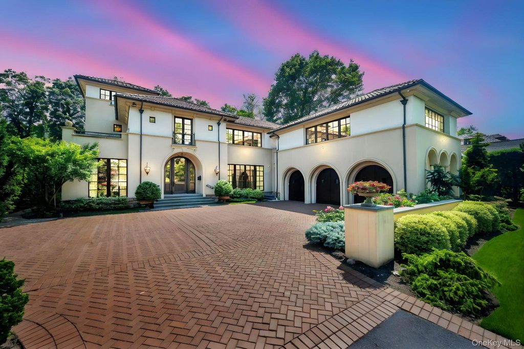 Photo of 48 Nassau Drive, Great Neck, NY 11021 (MLS # 953358)